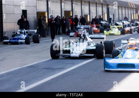 Historische Formel 1, 2 und 3 Rennwagen Zusammenbau in der Internationalen Pit Lane, für eine Parade schoß, während der 2019 Silverstone Classic Media Day. Stockfoto