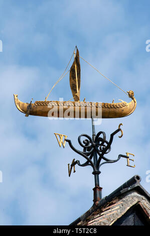 Ein Viking longship Wetterfahne oben Anglesey Abbey im Lode, Cambridgeshire sitzen. Einem ehemaligen Priorat aber von 1930 das Landhaus von Herrn Fairhaven. Stockfoto