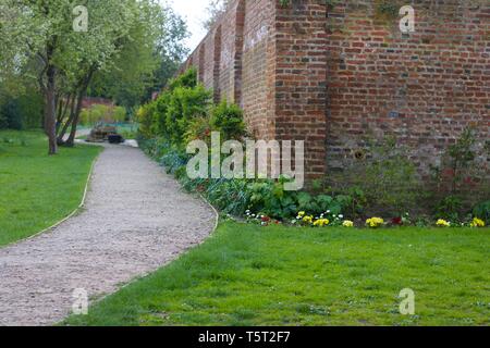 Garten Szene, weg mit Ecke der Mauer und Bodendecker Stockfoto