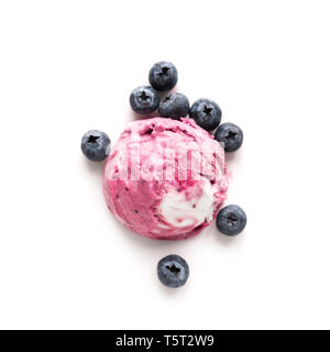 Heidelbeere Eis isoliert auf weißem Hintergrund, Ansicht von oben, kopieren. Schaufel von pink Berry blueberry Eis mit frischen Blaubeeren. Stockfoto