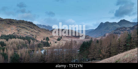 Atemberaubenden Sonnenaufgang Landschaft Bild von blea Tarn in England Lake District mit Langdales Bereich im Hintergrund Stockfoto