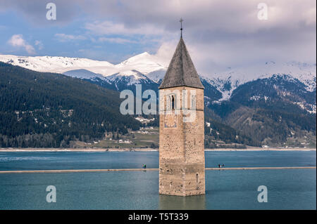 Curchtower Vionosta im See von Graun Reschen, Vinschgau, Südtirol, Italien Stockfoto