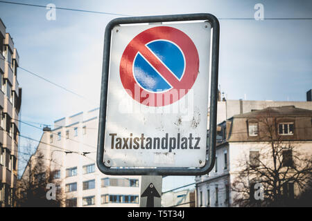 Kein Parkplatz - für Taxis in deutscher Sprache auf alten Zeichen in der Straße reserviert Stockfoto