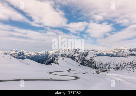 Straße mit Pisten in den Bergen im Winter, Giau (ital. Passo di Giau), Italien Stockfoto