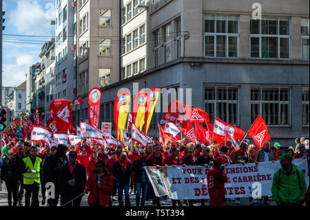 Der Arbeitnehmer halten Transparente und Fahnen während der Demonstration. Die europäischen Gewerkschaften März in Brüssel am 26. April für ein gerechteres Europa für Arbeitnehmer, für ein Europa, das für Demokratie und soziale Gerechtigkeit, für die Qualität der Arbeitsplätze und höhere Löhne und Renten, die nur für den Übergang zu einer kohlenstoffarmen und digitale Zukunft. Stockfoto