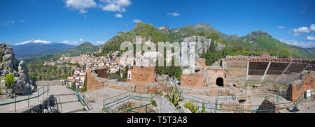 Taormina - das Griechische Theater mit dem Mt. Vulkan Ätna und die Stadt. Stockfoto