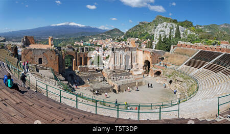 AORMINA, Italien - 9. April 2018: Das griechische Theater mit dem Mt. Vulkan Ätna und die Stadt. Stockfoto