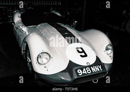 Ein 1958 Lister Jaguar Knubbeligen track Auto auf der Goodwood Revival 2017 Stockfoto