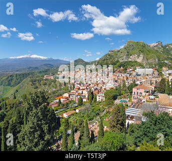 Taormina und Mt. Vulkan Ätna im Hintergrund - Sizilien. Stockfoto