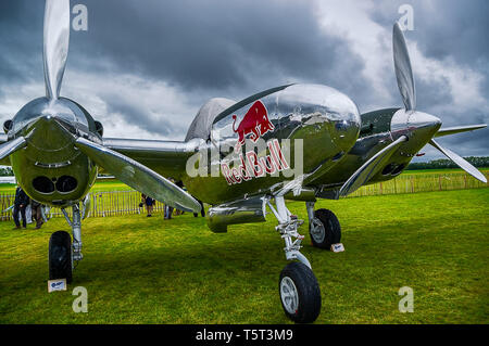 Ein 1944 Lockheed P-38 Lightning auf der Goodwood Revival 2017 Stockfoto