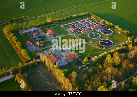 Sachsen - Anhalt, Deutschland - 20. APRIL 2019: Luftbild der Kläranlage. Modernen Abwasserentsorgung in ländlichen Landschaft, Deutschland, Europäische Union. Stockfoto