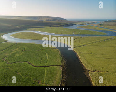 Schöne Antenne drone Landschaft Bild von mäandernden Fluss durch Marschland bei Sonnenaufgang Stockfoto