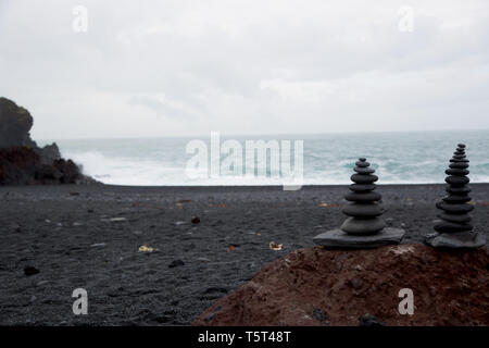 Schwarze Steine auf djúpalónssandur Strand Stockfoto