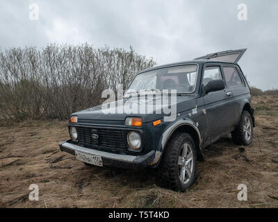 Moskau, Russland - Dezember 25, 2018: Schwarzer russischer Geländewagen Lada Niva 4x4 (VAZ 2121 / 21214) auf dem Feld geparkt. Stockfoto