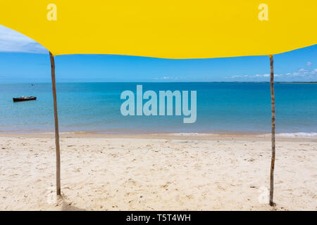 Schöner Strand Blick von innen gelb Zelt auf sonnigen Sommertag. Meer und blauer Himmel im Hintergrund. Konzept der Ferien, Ruhe und Entspannung. Bahia Stockfoto