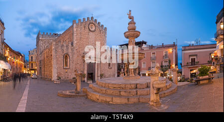 Taormina - die Piazza del Duomo - (Kirche st. Pancrazio) in der Abenddämmerung. Stockfoto