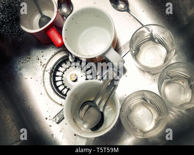 Eine Menge dreckiges Geschirr in der Spüle. Stockfoto