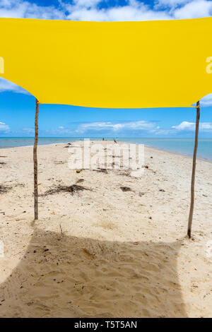 Schöner Strand Blick von innen gelb Zelt auf sonnigen Sommertag. Meer und blauer Himmel im Hintergrund. Konzept der Ferien, Ruhe und Entspannung. Bahia Stockfoto