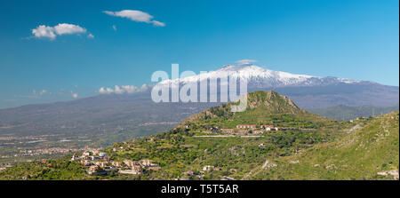 Taormina - der Mt. Vulkan Ätna in der sizilianischen Landschaft. Stockfoto