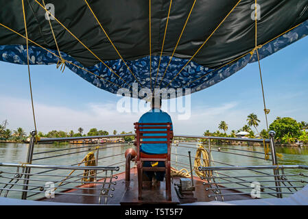 Horizontale Ansicht aus einem traditionellen riceboat in Kerala, Indien. Stockfoto