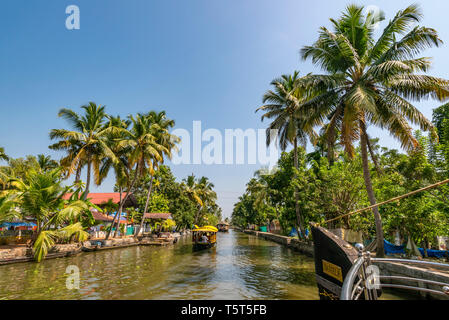 Horizontale Ansicht der traditionellen riceboats entlang zu segeln einen Kanal in Kerala, Indien. Stockfoto