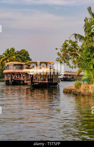 Vertikale Ansicht von traditionellen riceboats Segeln die Backwaters von Kerala, Indien. Stockfoto