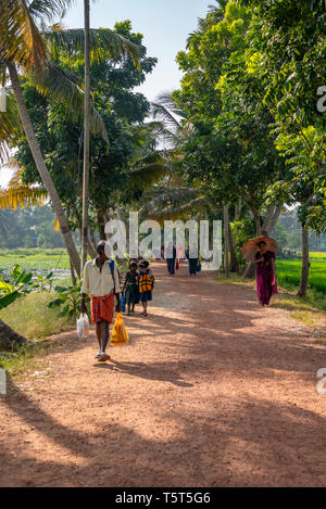 Vertikale Ansicht von Menschen zu Fuß entlang der Ufer in Alleppy, Indien Stockfoto