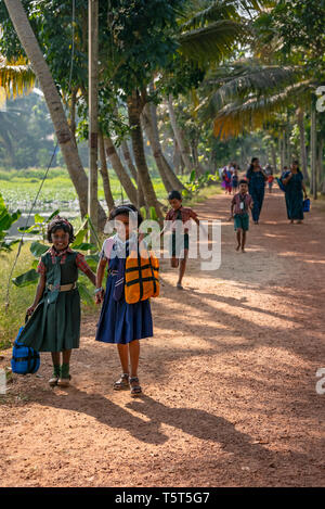 Vertikale Ansicht von Menschen zu Fuß entlang der Ufer in Alleppy, Indien Stockfoto