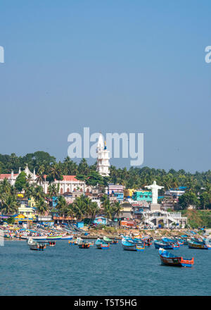 Vertikale Ansicht von bunten Fischerbooten am Vizhinjam in Kerala, Indien. Stockfoto