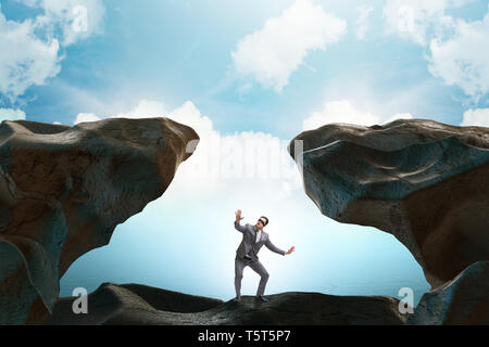 Geschäftsmann die Lücke in den Bergen gefallen Stockfoto