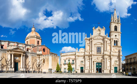 Acireale - der Dom (Maria Santissima Annunziata) und die Kirche Basilika dei Santi Pietro e Paolo. Stockfoto