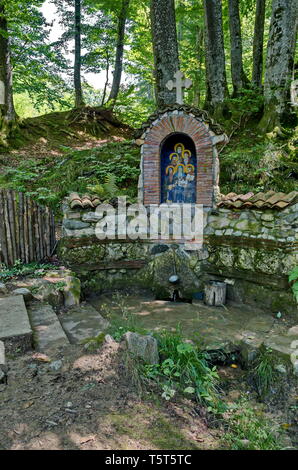 Denkmal der verbrannten sechs Mönche in Invasion und Federn heilenden Wasser Klisura Kloster St. Kyrill und St. Methodius, im 12. Jahrhundert gegründet. Stockfoto