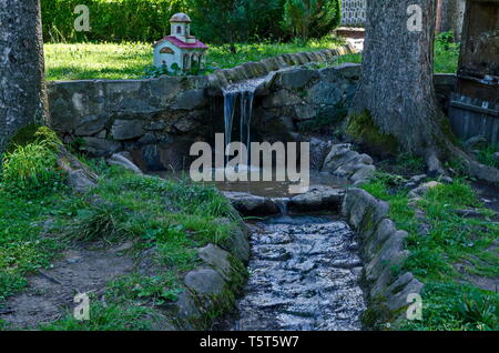 Stream im Innenhof des Klisura Kloster St. Kyrill und St. Methodius, im 12. Jahrhundert gegründet mit einem Wasserfall, Balkan Mountain in der Nähe von Vars Stockfoto