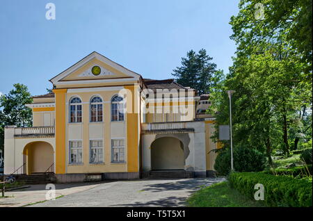 Ein Teil der alten architektonischen Ensemble Gemeinden Banite mit einem Fragment des Neuen Mineralbad, Sun Garden, Varshets Kurstadt, Montana Provinz, Bulgarien, Euro Stockfoto