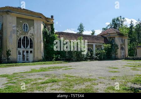 Ein Teil der alten architektonischen Ensemble Gemeinden Banite mit einem Fragment des Casino des Königs, Sun Garden, Varshets Kurstadt, Montana Provinz, Bulgarien, Europa Stockfoto