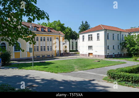 Ein Teil der alten architektonischen Ensemble Gemeinden Banite mit einem Fragmente des Alten und des Neuen Mineralbad, Sun Garden, Varshets Kurstadt, Montana Provinz Stockfoto