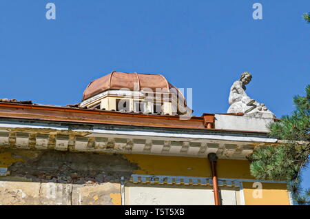 Ein Teil der alten architektonischen Ensemble Gemeinden Banite mit einem Fragment des Neuen Mineralbad, Sun Garden, Varshets Kurstadt, Montana Provinz, Bulgarien, Euro Stockfoto