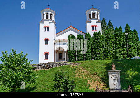 Mittelalterliche orthodoxe Kirche in der Klisura Kloster St. Kyrill und St. Methodius, im 12. Jahrhundert gegründet, Balkan, in der Nähe von Varshets Stadt, Bul Stockfoto