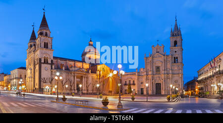 Acireale - der Dom (Maria Santissima Annunziata) und die Kirche Basilika dei Santi Pietro e Paolo in der Abenddämmerung. Stockfoto