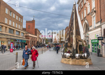 Das Rätsel der Skulptur, entworfen von Michael Fairfax, in der Mitte der Kathedrale von Exeter in Devon. Stockfoto