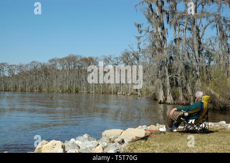 Madisonville, Louisiana, USA - 2019: Ein alter Mann liegt an einem Fluss in Fairview-Riverside State Park. Stockfoto