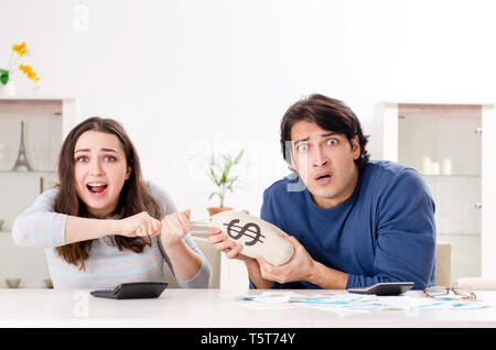 Junges Paar in die Budgetplanung Konzept Stockfoto