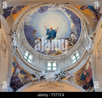 CATANIA, Italien - 6. APRIL 2018: Fresken der Himmelfahrt der Jungfrau Maria und der vier Evangelisten in der Kuppel der Kirche Basilika Maria Santissima dell'Elemosina. Stockfoto