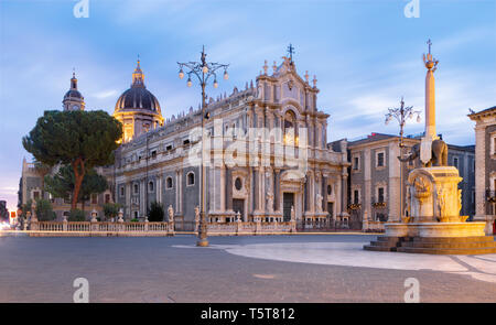 Catania - Die Basilica di Sant'Agata und der Hafen im Hintergrund. Stockfoto