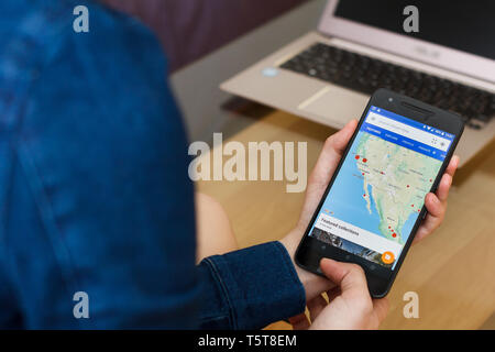 SAN FRANCISCO, USA - 22. April 2019: In der Nähe bis zu weiblichen Händen hält das Smartphone mit Google Street View, San Francisco, Kalifornien, USA. Ein Stockfoto