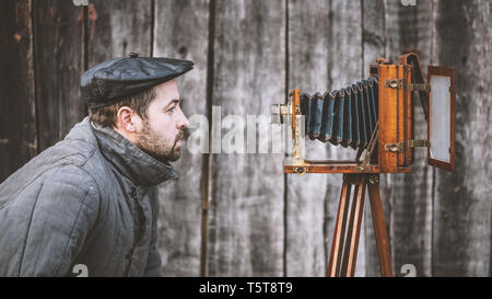 Selfie altmodischen Mann auf Großformat-Kamera. Idee - Selbstporträt Stockfoto