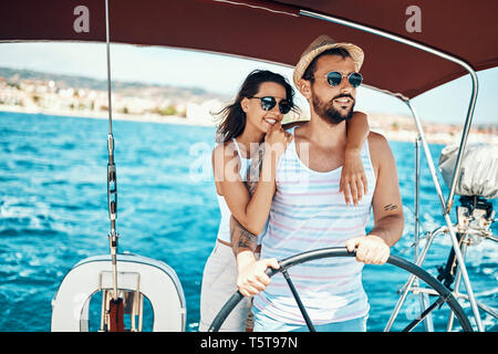Romantische junge Paare auf einer Yacht sonnigen Tag im Urlaub genießen Stockfoto