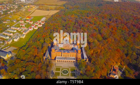 KSIAZ, Polen - 2019: Luftaufnahme von Schloss Ksiaz in der Nähe von Walbrzych, eines der größten Gebäude seiner Art in diesem Teil Europas Stockfoto