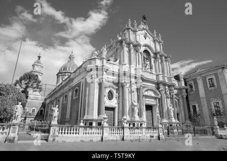 Catania - Die Basilica di Sant'Agata und der Hafen im Hintergrund. Stockfoto