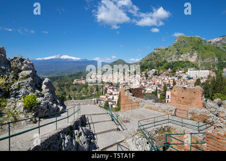 Taormina - das Griechische Theater mit dem Mt. Vulkan Ätna und die Stadt. Stockfoto